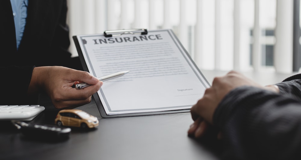 Comment résilier votre contrat d'assurance en cours d'année : Guide pratique d'un avocat