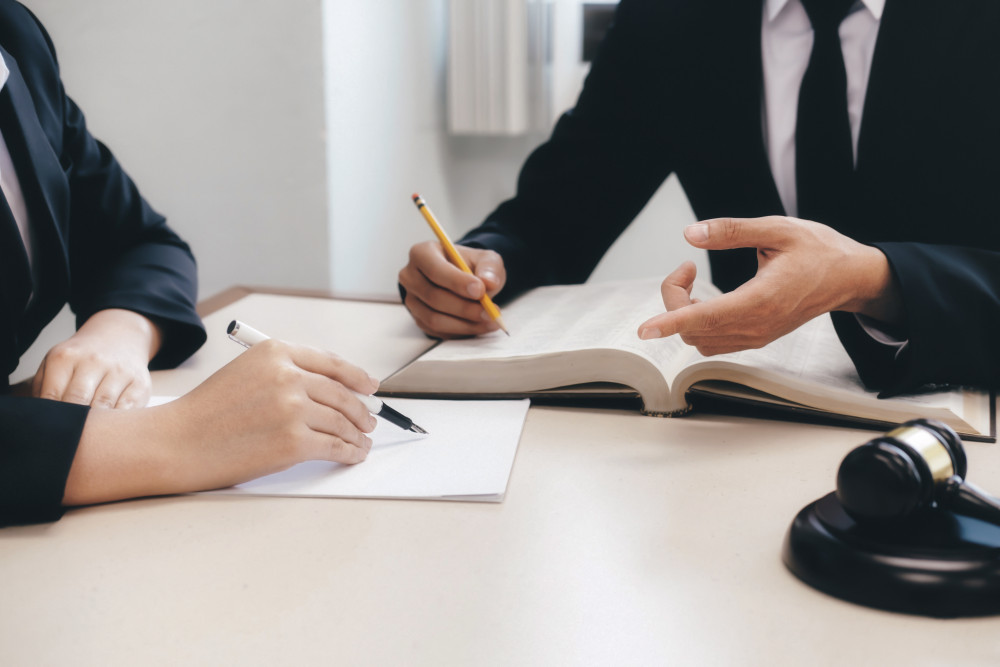 Cabinet juridique ou avocat: comment choisir la meilleure option pour vos besoins juridiques