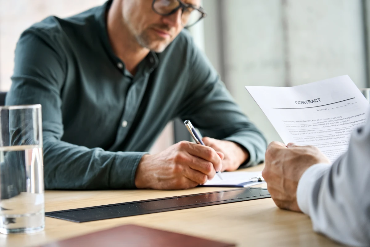 Avocat spécialisé en assurances : Votre allié pour naviguer dans les méandres juridiques des contrats