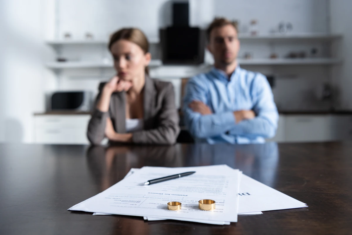 Le partage équitable des biens après un divorce : guide complet pour protéger vos intérêts